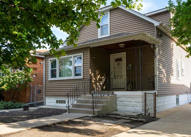 Property at 2711 W 98th Pl, Evergreen Park, IL 60805, 3 beds, 2 baths