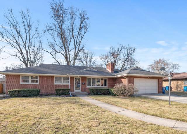 Property at 336 Oakwood Dr, Crete, IL 60417, 3 beds, 2 baths