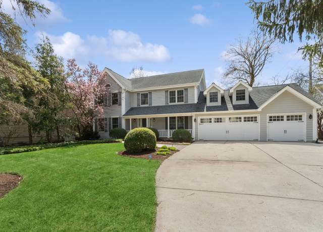 Property at 435 Naperville Rd, Clarendon Hills, IL 60514, 4 beds, 3.5 baths
