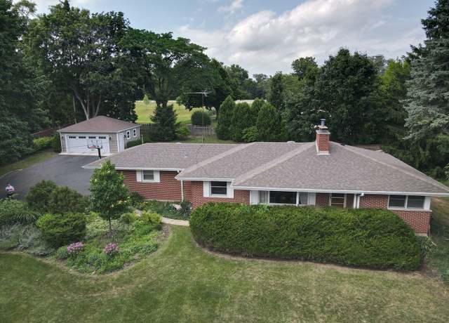 Property at 240 Roslyn Rd, Barrington, IL 60010, 4 beds, 2.5 baths