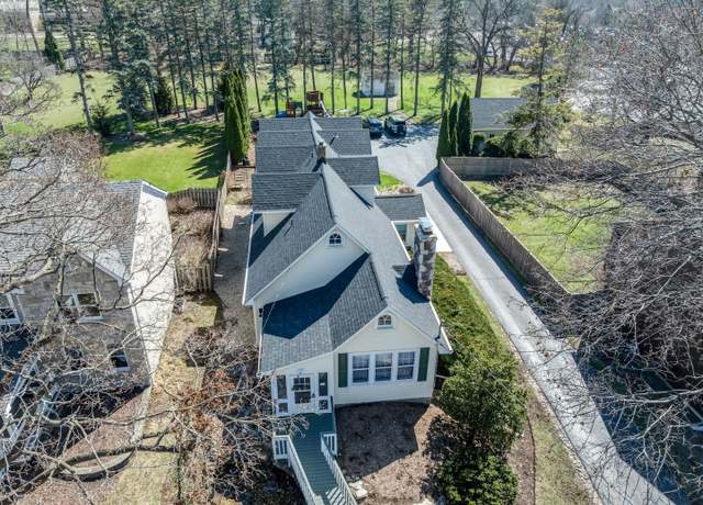 Property at 341 W Austin Ave, Libertyville, IL 60048, 4 beds, 4 baths