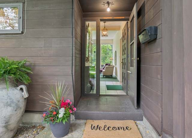 Property at 811 Redwood Ln, Glenview, IL 60025, 3 beds, 2 baths