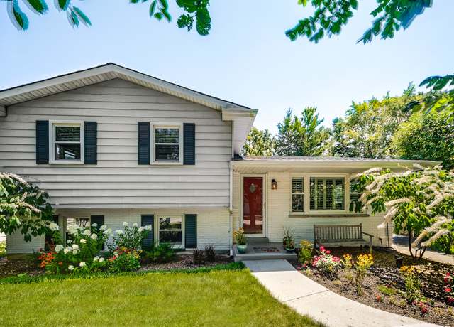 Property at 1014 W Foster Ave, Lake Bluff, IL 60044, 3 beds, 2 baths