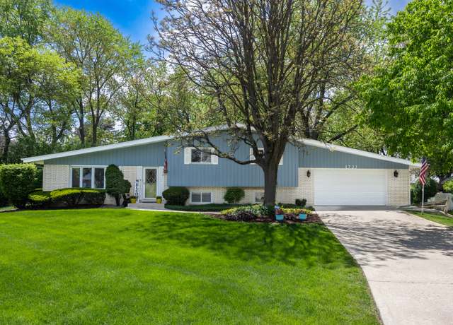 Property at 1723 Columbine Dr, Schaumburg, IL 60173, 3 beds, 3 baths