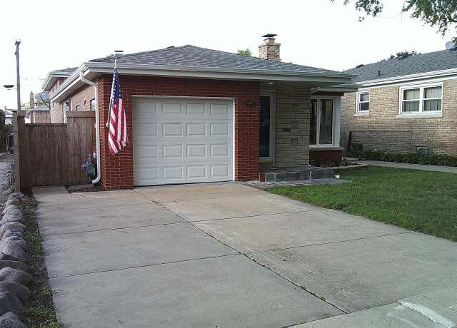 Property at 2918 W 99th Pl, Evergreen Park, IL 60805, 3 beds, 2 baths