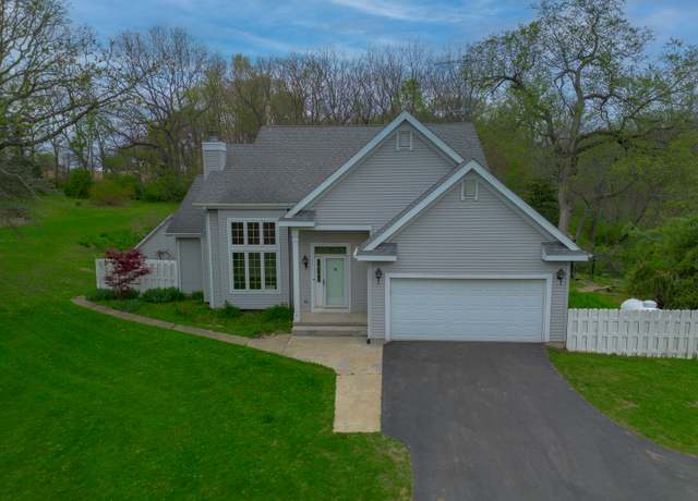 Property at 1102 Lost Nation Rd, Dixon, IL 61021, 3 beds, 2.5 baths