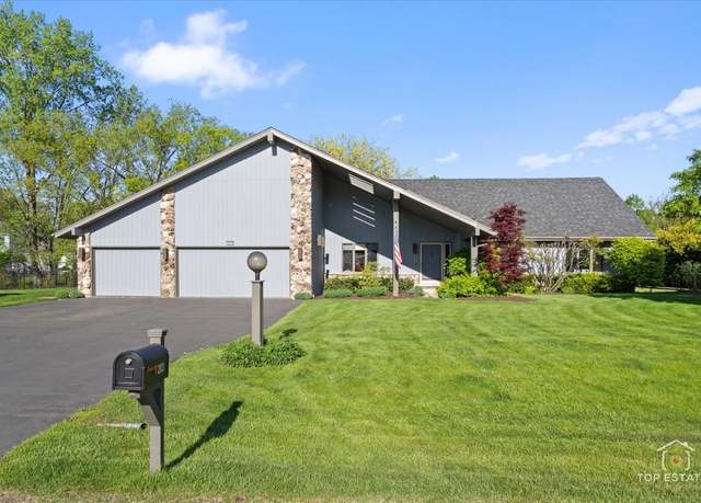 Property at 203 Royal Ct, Prospect Heights, IL 60070, 3 beds, 2.5 baths