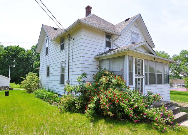 Property at 4816 Auburn St, Rockford, IL 61101, 3 beds, 1 bath