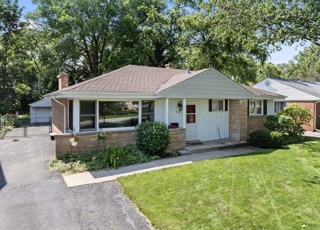 Property at 834 Meadowlark Ln, Glenview, IL 60025, 3 beds, 2 baths