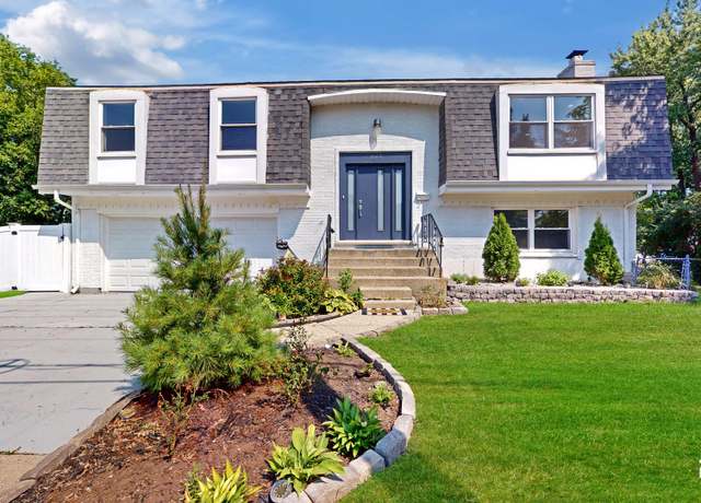 Property at 1065 N Smith St, Palatine, IL 60067, 4 beds, 3 baths