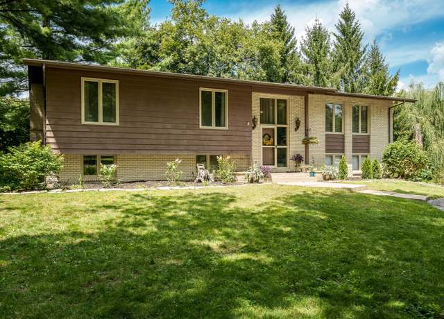 Property at 4801 Stage Coach Trl, Rockford, IL 61101, 5 beds, 3 baths