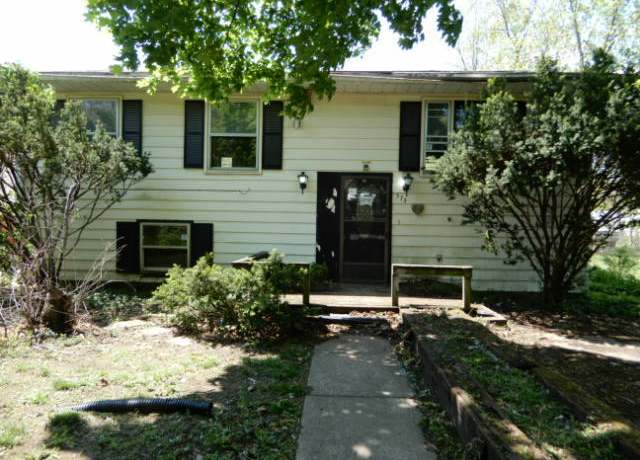 Property at 573 Moore St, Kankakee, IL 60901, 2 beds, 2 baths