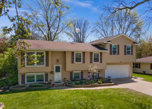 Property at 641 Independence Dr, Aurora, IL 60506, 5 beds, 3 baths