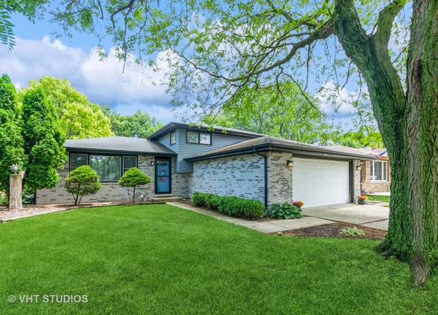 Property at 218 Poston Rd, Willow Springs, IL 60480, 3 beds, 2 baths