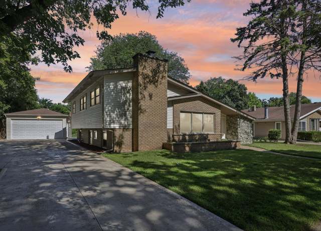 Property at 195 7th St, Wheeling, IL 60090, 3 beds, 2.5 baths