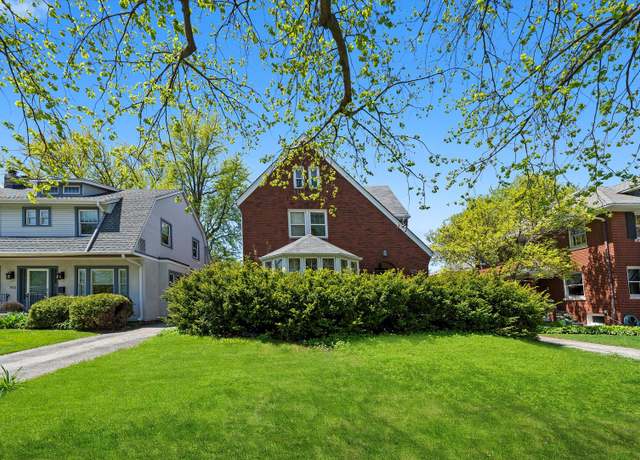 Property at 923 N Grove Ave, Oak Park, IL 60302, 3 beds, 1.5 baths