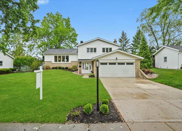 Property at 921 Cherokee Dr, Darien, IL 60561, 3 beds, 2 baths
