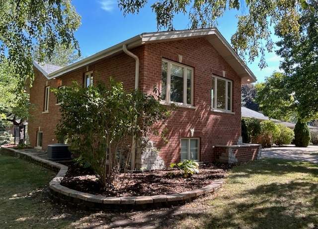 Property at 2277 S Westwood Ln, Palatine, IL 60067, 5 beds, 3.5 baths