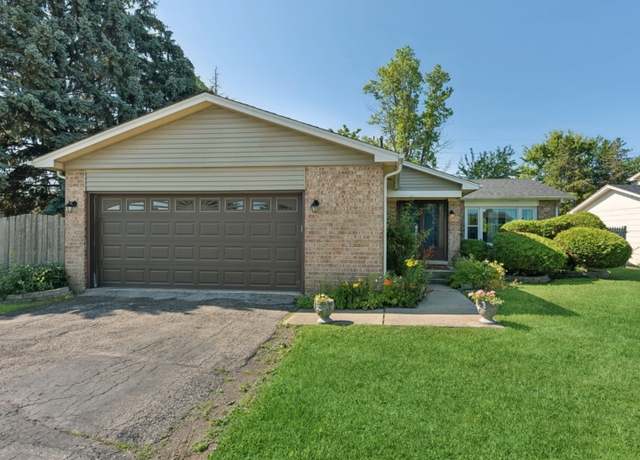 Property at 401 Jefferson Ct, Wheeling, IL 60090, 3 beds, 2.5 baths