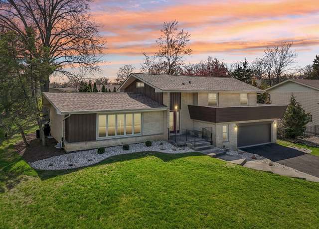 Property at 6709 W Menominee Pkwy, Palos Heights, IL 60463, 5 beds, 2.5 baths