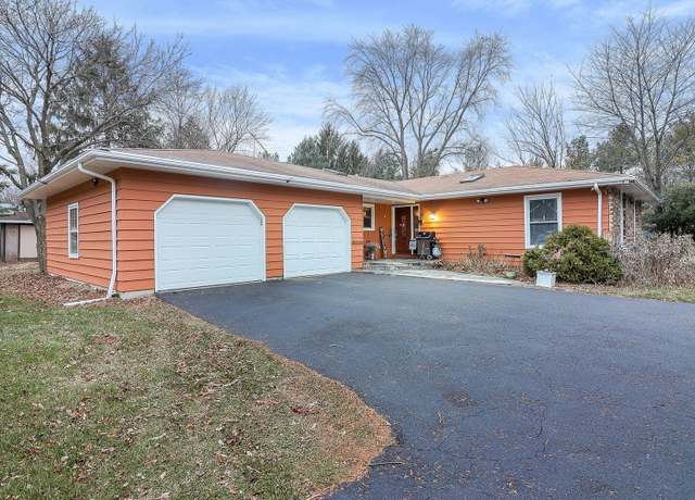 Property at 4 Amy Dr, Oswego, IL 60543, 3 beds, 2 baths