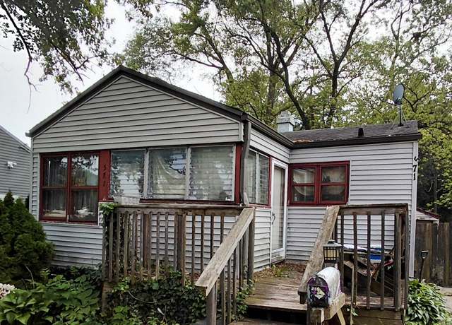 Property at 571 Farnum Ave, Aurora, IL 60505, 3 beds, 1 bath