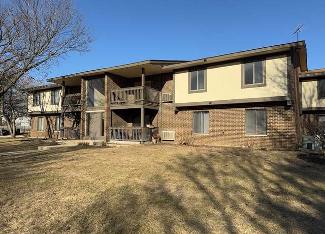 Property at 590 Somerset Ln #6, Crystal Lake, IL 60014, 2 beds, 2 baths