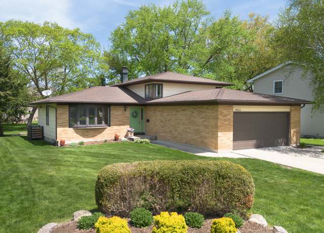 Property at 1932 Country Knoll Ln, Elgin, IL 60123, 4 beds, 2 baths