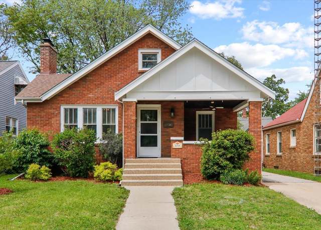 Property at 1014 E Washington St, Bloomington, IL 61701, 3 beds, 2 baths