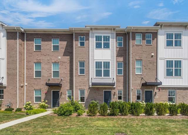 Property at 1058 E Oakton St, Des Plaines, IL 60018, 3 beds, 2.5 baths
