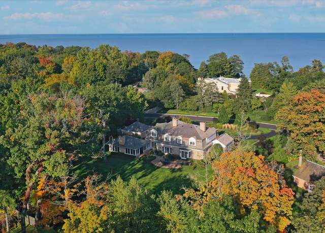 Property at 318 Bluffs Edge Dr, Lake Forest, IL 60045, 5 beds, 5.5 baths