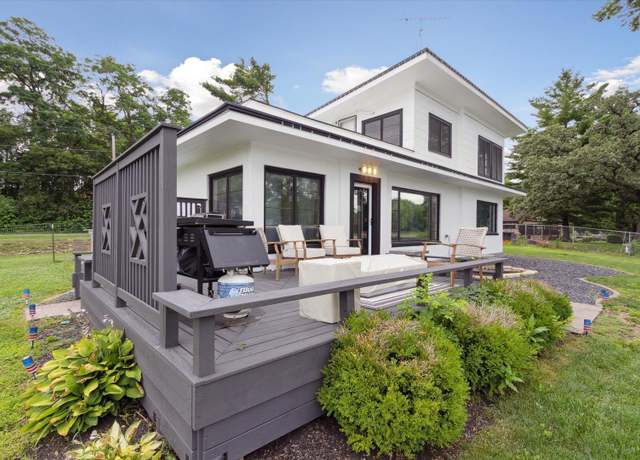 Property at 8239 Beach Dr, Rockford, IL 61103, 3 beds, 2 baths