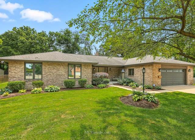 Property at 210 Shawnee Dr, Minooka, IL 60447, 3 beds, 2.5 baths