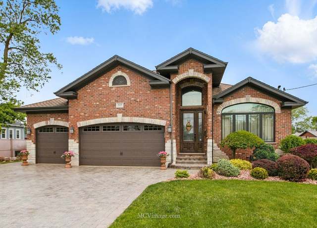 Property at 8425 S Oak Park Ave, Burbank, IL 60459, 4 beds, 3 baths