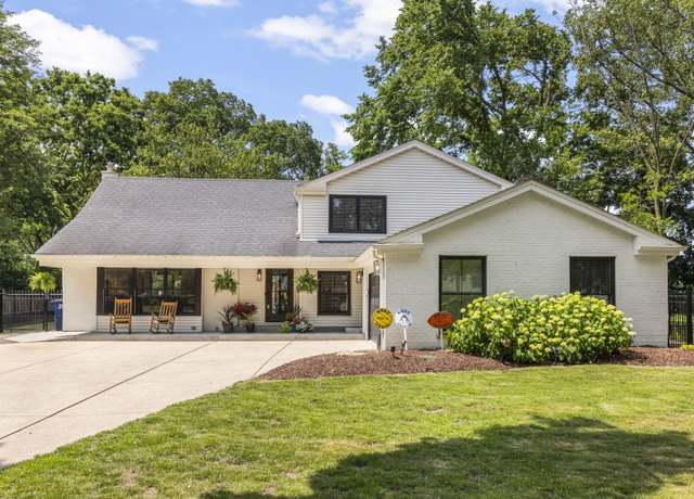 Property at 440 Menominee Ln, Naperville, IL 60563, 4 beds, 2.5 baths