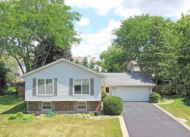 Property at 597 Kimer Ct, Crystal Lake, IL 60012, 4 beds, 3 baths