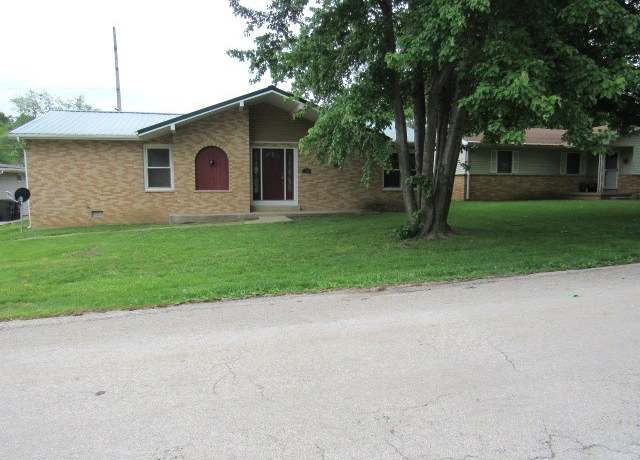 Property at 309 Cedar Dr, Clinton, IL 61727, 3 beds, 2 baths