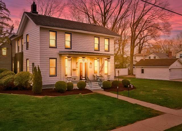 Property at 818 York St, Ottawa, IL 61350, 4 beds, 2.5 baths
