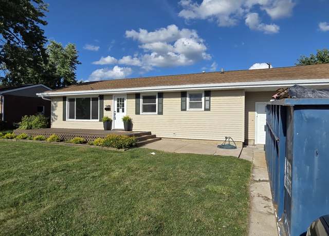 Property at 5406 N Arrow Dr, Peoria, IL 61614, 4 beds, 2.5 baths
