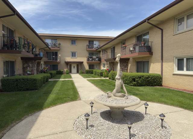 Property at 6136 S Kensington Ave Unit E, Countryside, IL 60525, 2 beds, 1.5 baths