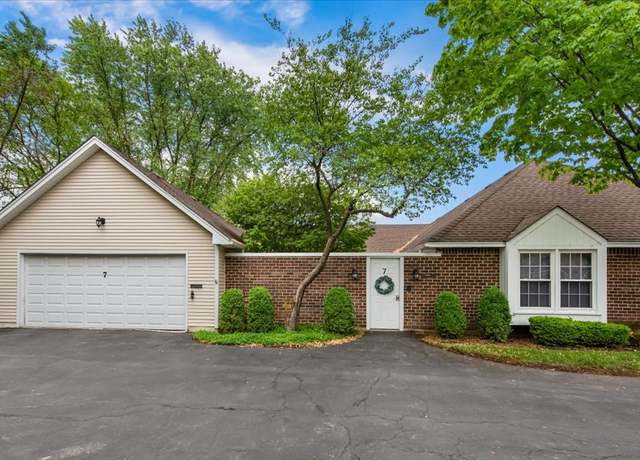 Property at 7 Hampton On Auburn Dr, Rolling Meadows, IL 60008, 2 beds, 2 baths
