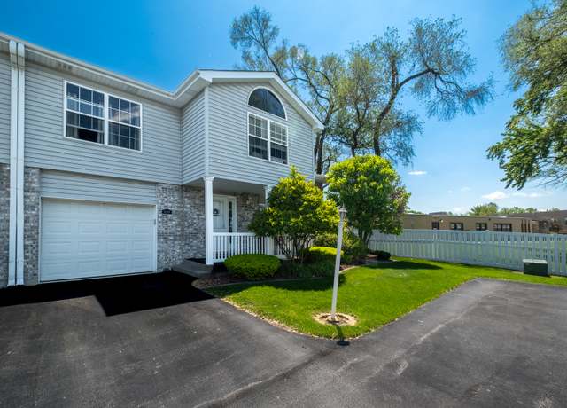 Property at 5239 Diamond Dr Unit B, Oak Forest, IL 60452, 3 beds, 1.5 baths