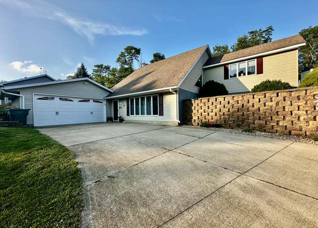 Property at 4100 Valley Dr, Clinton, IL 61727, 3 beds, 2 baths