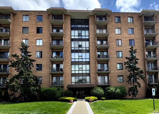 Property at 1727 W Crystal Ln #212, Mount Prospect, IL 60056, 2 beds, 2 baths