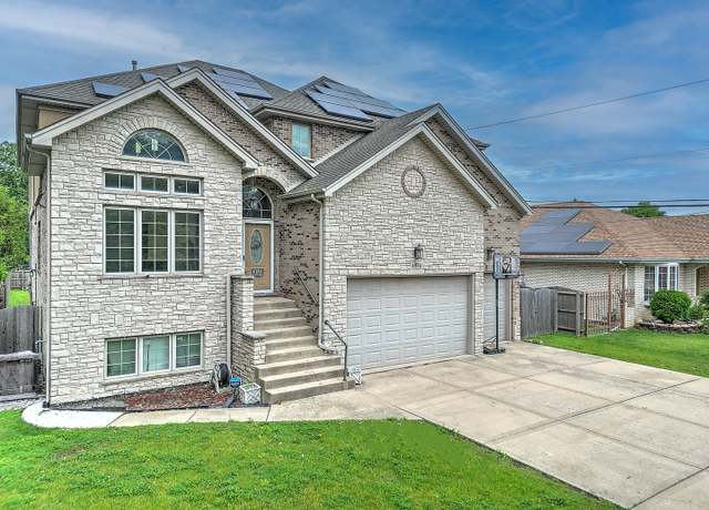Property at 4914 W 82nd St, Burbank, IL 60459, 6 beds, 3.5 baths