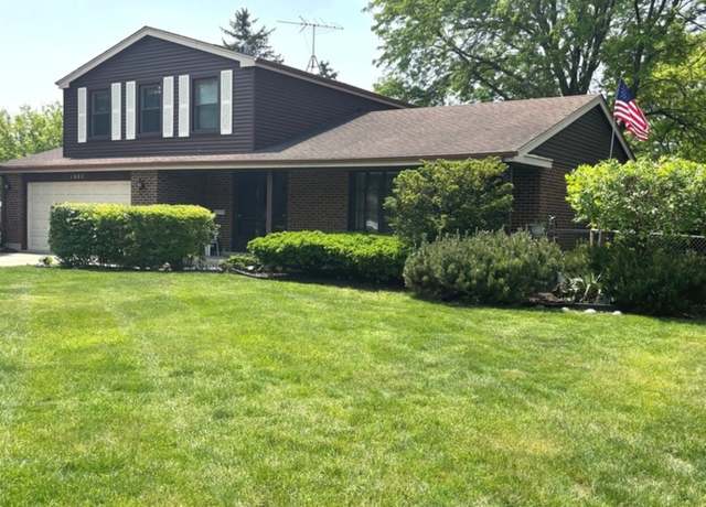 Property at 1602 S Surrey Ln, Arlington Heights, IL 60005, 3 beds, 2.5 baths
