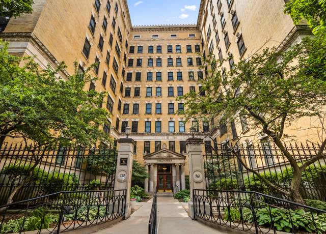 Property at 559 W Surf St #702, Chicago, IL 60657, 1 bed, 1 bath