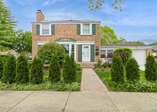 Property at 1628 W Brown St, Arlington Heights, IL 60004, 3 beds, 1.5 baths