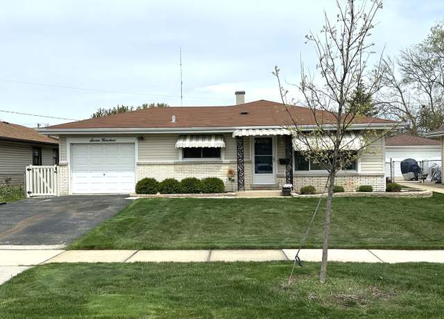 Property at 700 Lake Manor Dr, Addison, IL 60101, 3 beds, 1.5 baths