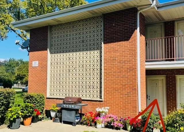 Property at 1111 E Algonquin Rd #1, Arlington Heights, IL 60005, 2 beds, 1 bath